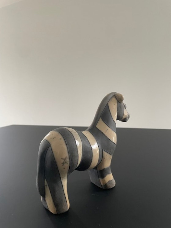 Image 1 of Estatua de cebra de cerámica raku – diseño artesanal