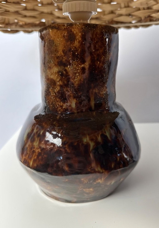 Keramiklampe aus der Mitte des 20. Jahrhunderts mit Weidenkorbkappe