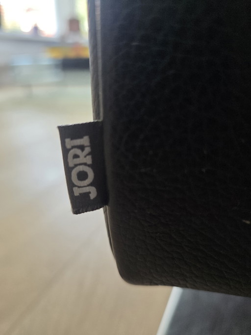 2 x Sessel Jori 8580 Kubulo. Leder Celio Nero. Drehfuß, poliert.