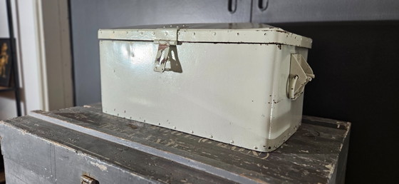 Image 1 of Vecchia scatola di trasporto in metallo