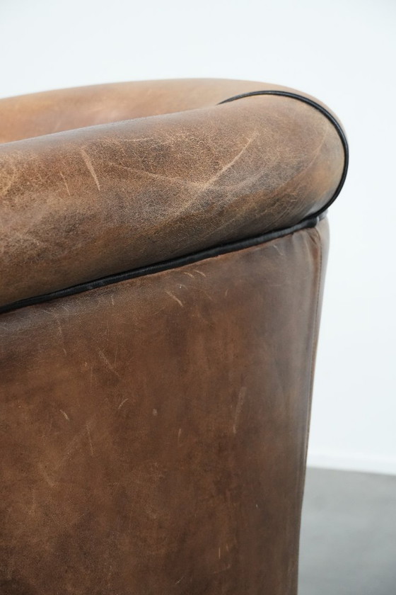 Image 1 of Robusta poltrona club vintage in pelle di pecora con una splendida patina