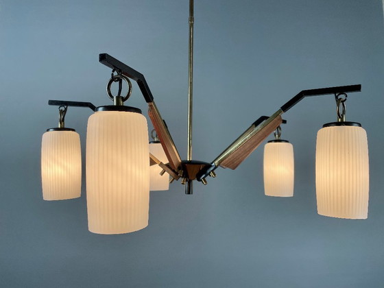 Image 1 of Vintage Italiaanse vijf-lichts kroonluchter uit 1950 in messing, hout en opaline glazen lampenkappen.