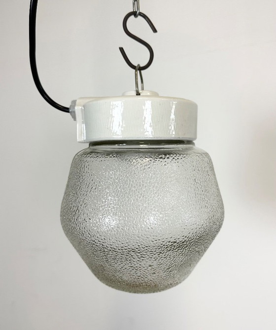 Image 1 of Suspension vintage en porcelaine blanche avec verre dépoli, années 1970