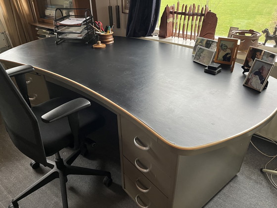 Image 1 of Escritorio Gispen, escritorio industrial LIPS president en forma de riñón