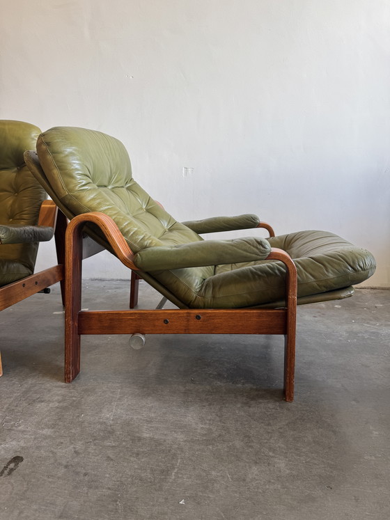 Image 1 of Juego de 2 sillones verde oliva – Göte Möbler, Suecia, años 70
