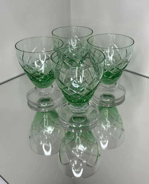 Bellissimi bicchieri di cristallo verde
