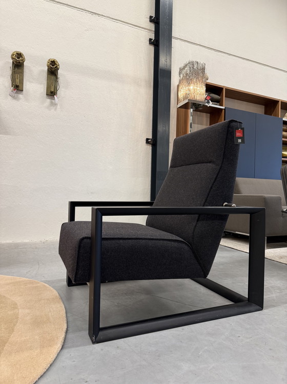 Image 1 of Sillón alto Montis Dickens con tapizado en color antracita.