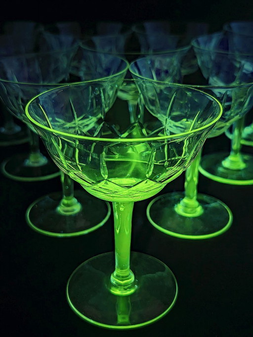 10 copas de cristal para champán (Doyen) reactivas a la luz UV