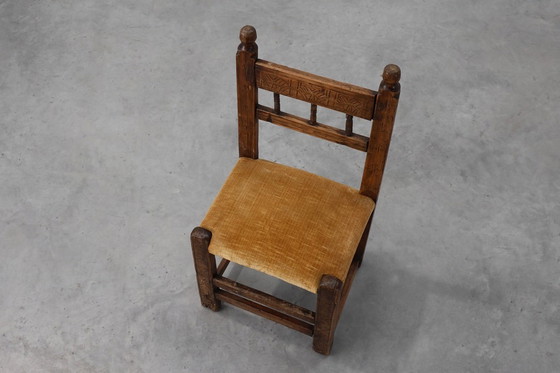 Image 1 of Sedia laterale spagnola in rovere intagliata a mano del XIX secolo con seduta in velluto