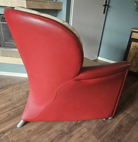 Image 1 of Poltrona Leolux Excalibur in pelle rossa e bianco sporco con poggiapiedi