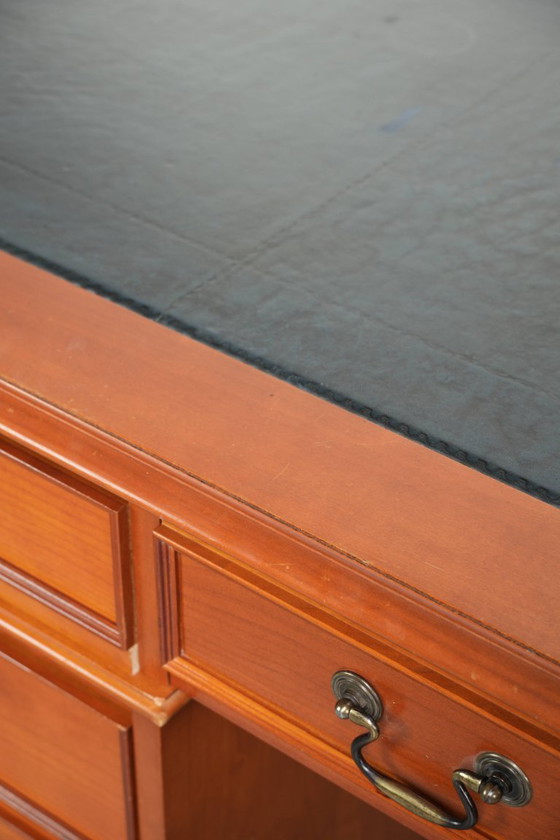Image 1 of Groot klassiek houten bureau in Engelse stijl met 4 lades en een blauw lederen blad