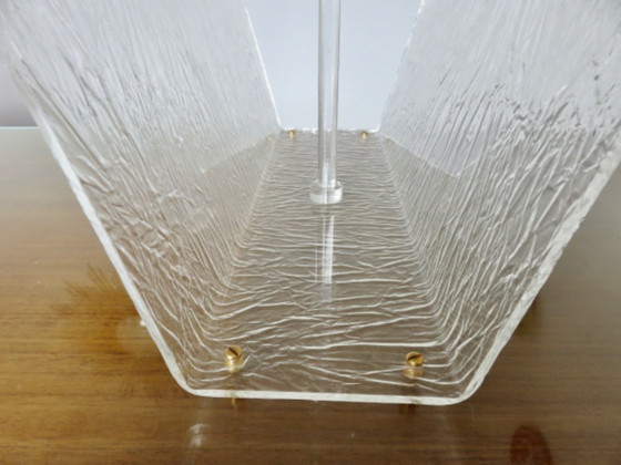 Image 1 of Porte revues " ROCHE BOBOIS " en plexiglas transparent et laiton années 70