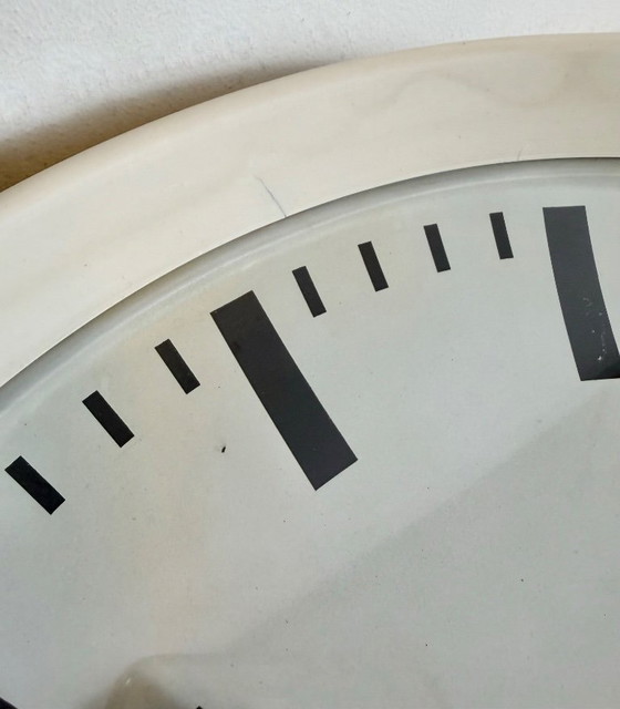 Image 1 of Große industrielle Bakelit-Fabrikwanduhr von Pragotron, 1960er Jahre