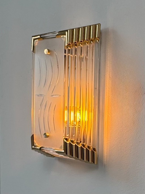 Vintage-Wandleuchte aus sandgestrahltem Glas und goldfarbenem ABS, Italien, 1980