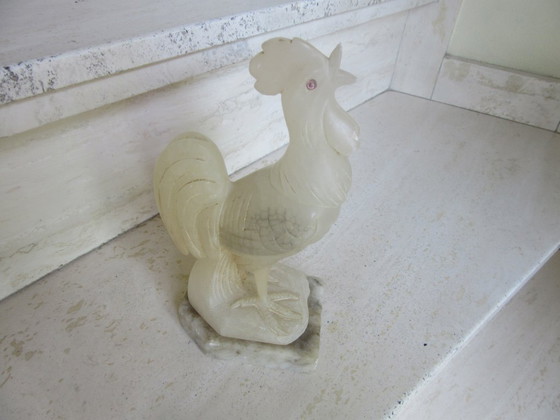Image 1 of Figurine de coq cockrill fabriquée à la main en onyx blanc translucide ou en albâtre