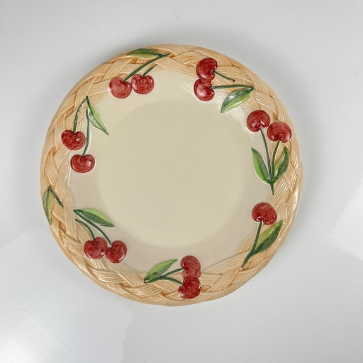 Plato antiguo de loza con motivo de cerezas, firmado "FG", siglo XX.