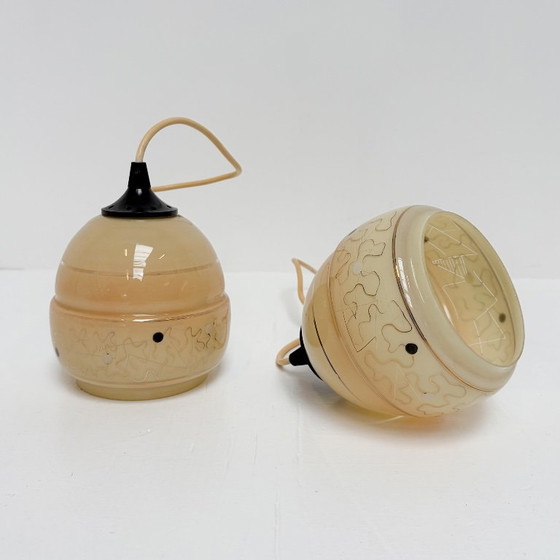 Set di lampade a sospensione vintage decorative beige con oro, anni 1060, Vetro (foto 7 di 7)