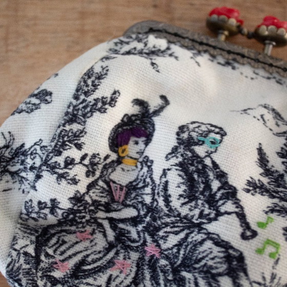 Image 1 of Portefeuille Toile de Jouy, trousse à maquillage à motif baroque et fermoir rose