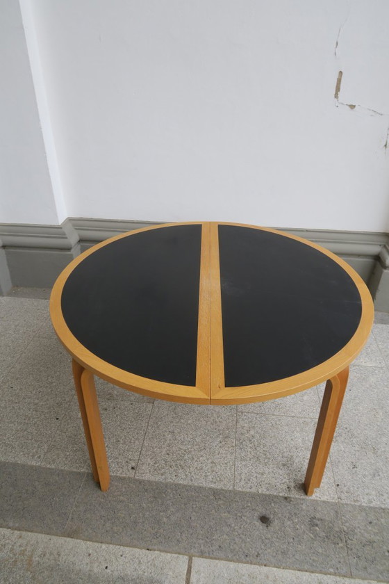 Image 1 of ronde eettafel van Rud Thygesen en Johnny Sorensen voor Magnus Olesen