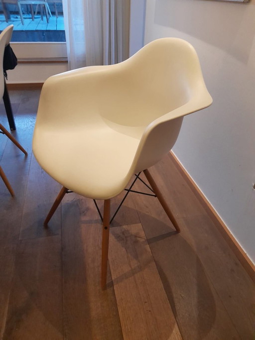 Vitra Eames Plastic Armchair, entworfen von Charles & Ray Eames, creme