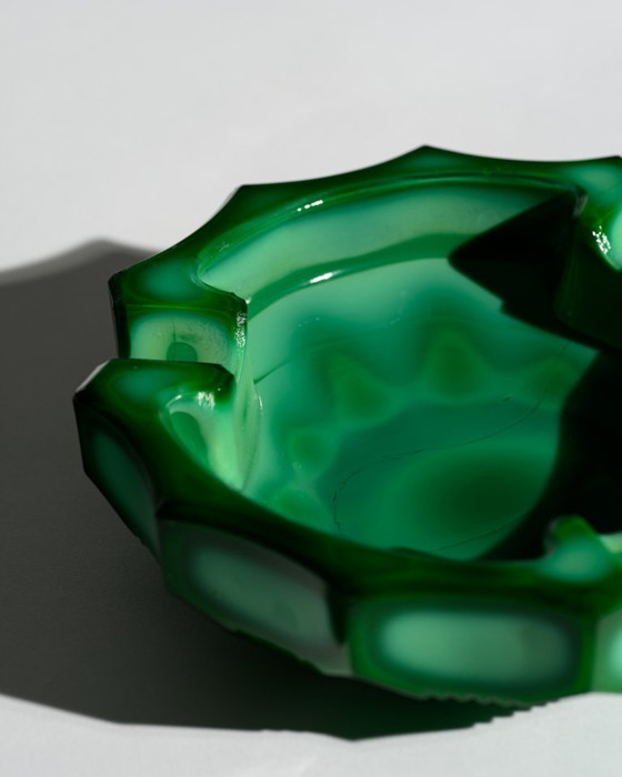 Image 1 of Jablonec Glasmanufaktur Malachitglas-Aschenbecher im böhmischen geometrischen Art-Deco-Stil