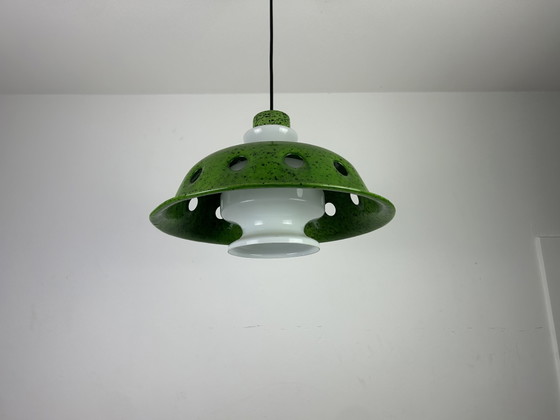 Image 1 of Suspension vintage en émail vert et verre opalin
