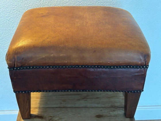 Image 1 of Hocker Bruin Schaapsleer met messing afwerking