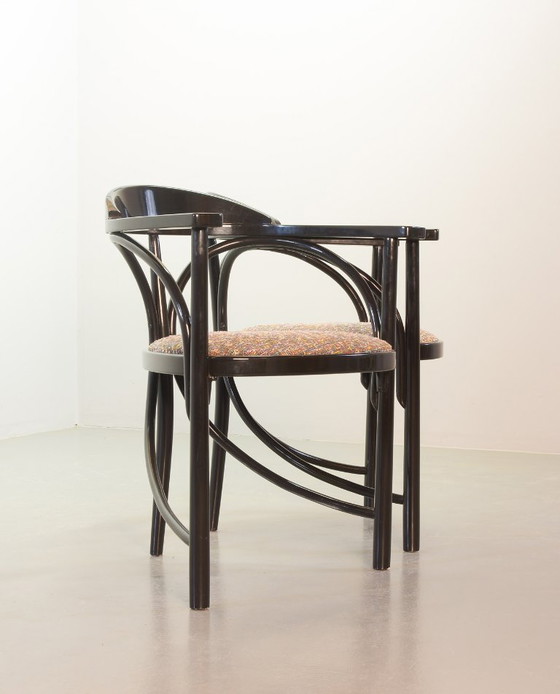 Juego de 4 sillas de comedor triangulares Thonet de diseño de mediados de siglo (modelo 87) lacadas en negro (photo 7 of 24)