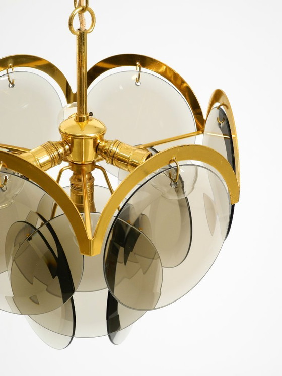 Image 1 of Bellissimo lampadario da soffitto originale degli anni '60 in ottone di grandi dimensioni con ampie piastre di vetro rotonde.