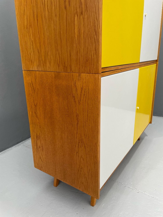Image 1 of Armoire U-450 en placage de chêne, variante jaune et blanche, Jiří Jiroutek pour Interiér Praha, années 1960