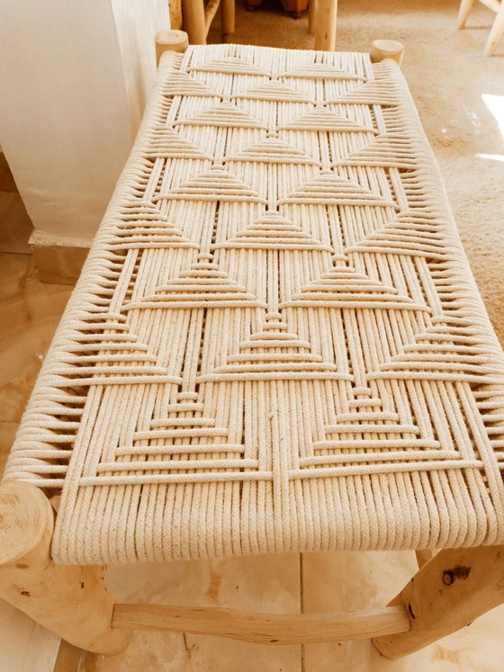 Handgemaakte bank van eucalyptushout met geweven koord: Marokkaanse boho-decoratie – Bankjes, Cotton, Wood (photo 6 of 7)
