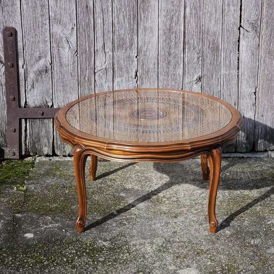 Image 1 of Tavolino da caffè rotondo vintage francese in legno, vetro e rattan - Grande tavolo da salotto in stile Luigi XV - anni '60
