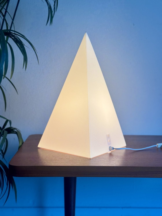Vintage pyramid table lamp Harco Loor for Woja 1980 – Plastic (photo 5 of 7)