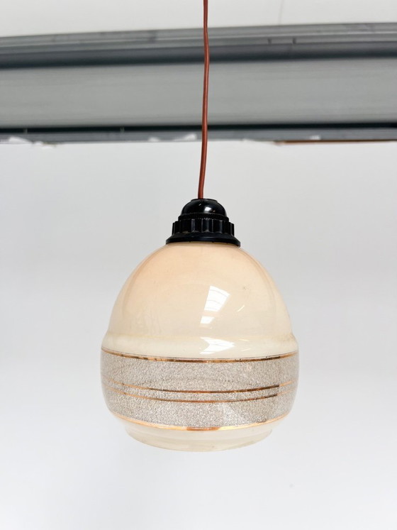 Set di 2 lampade da soffitto beige e con dettagli dorati, anni '60 – Lampade a sospensione, Glass, Vintage (photo 4 of 7)