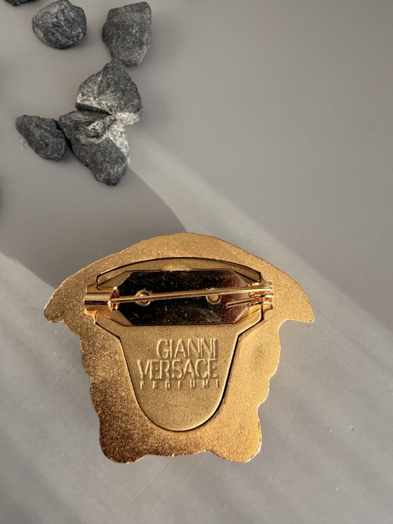 Vintage 90s Gianni Versace Broche Dorée Tête De Méduse – Decoration, Metal, Plastic (photo 2 of 10)