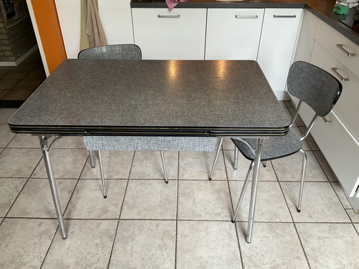 Formica uitschuifbare tafel met wee stoelen