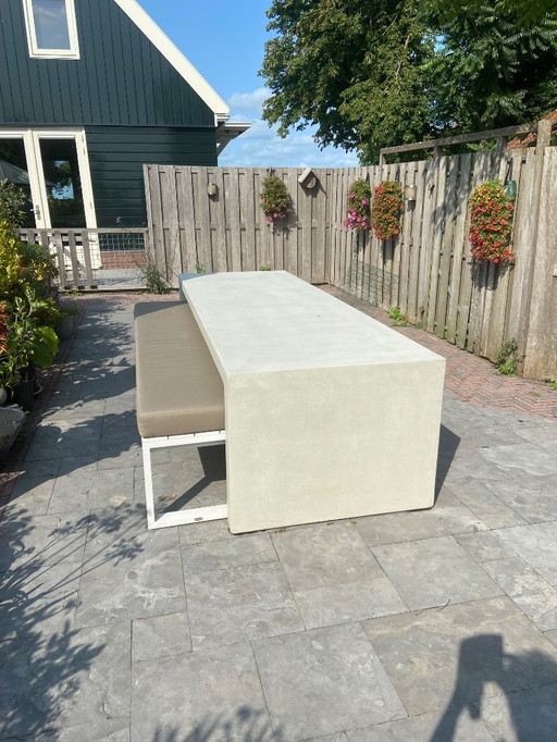 Brutus classic buitentafel Net-Echt betonlook