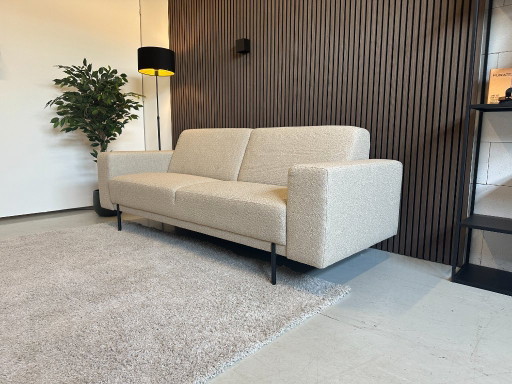 Canapé d'exposition beige en parfait état, 226 x 90 cm
