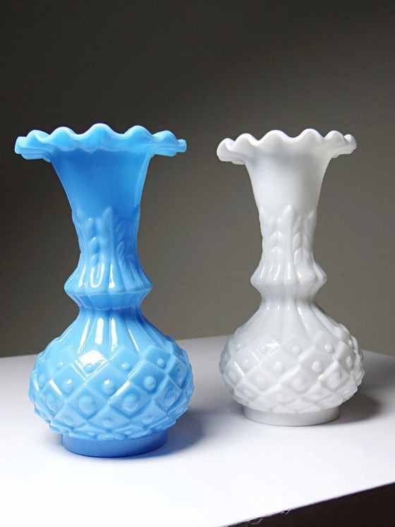 Een paar kleine vintage vaasjes van wit en blauw opaalglas, versierd met ananassen. – Vazen (photo 3 of 12)