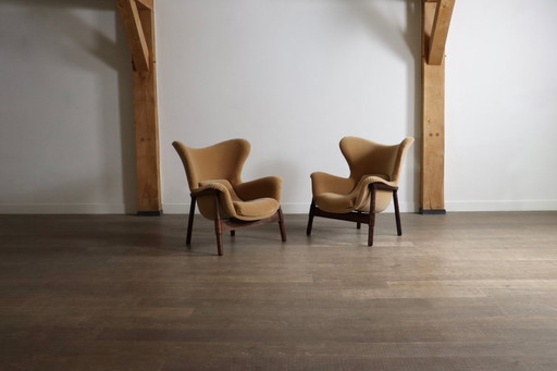 Paar skulpturale Lounge-Sessel im Midcentury-Modern-Stil aus Mohair und Holz, Italien, 1950er Jahre