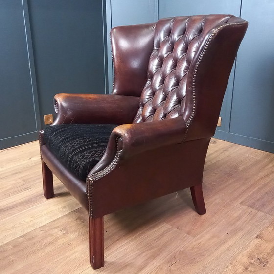 Image 1 of Steigern Sie Ihr Wohngefühl mit diesem beeindruckenden Set Chesterfield-Ohrensesseln aus Kuhfell!