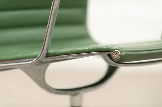 Image 1 of Vitra Ea 108 Drehstuhl