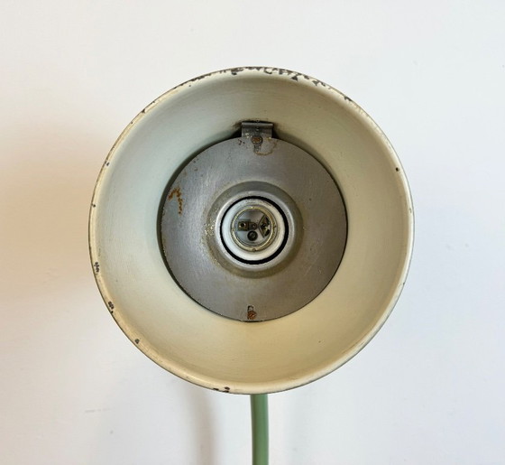 Image 1 of Lampada da tavolo industriale verde da officina, anni '60