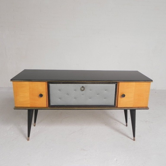 Image 1 of Aparador antiguo con patas cónicas, década de 1950.