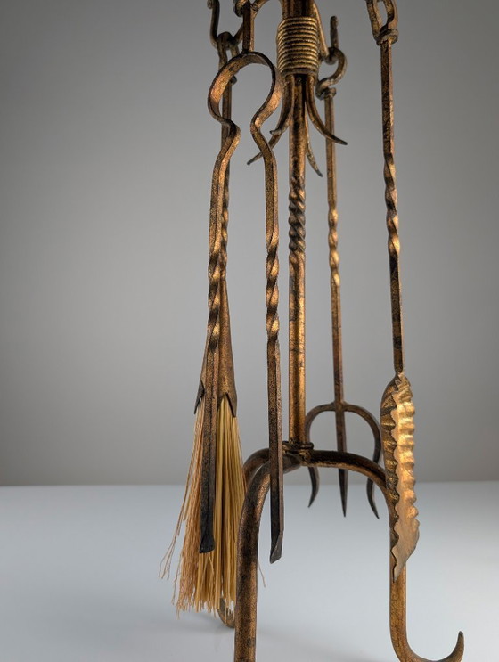 Image 1 of Juego de herramientas para chimenea de hierro forjado dorado con diseño escultórico, década de 1960