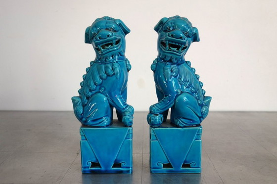 Image 1 of Pareja de perros Foo de porcelana vidriada azul, China, década de 1960.