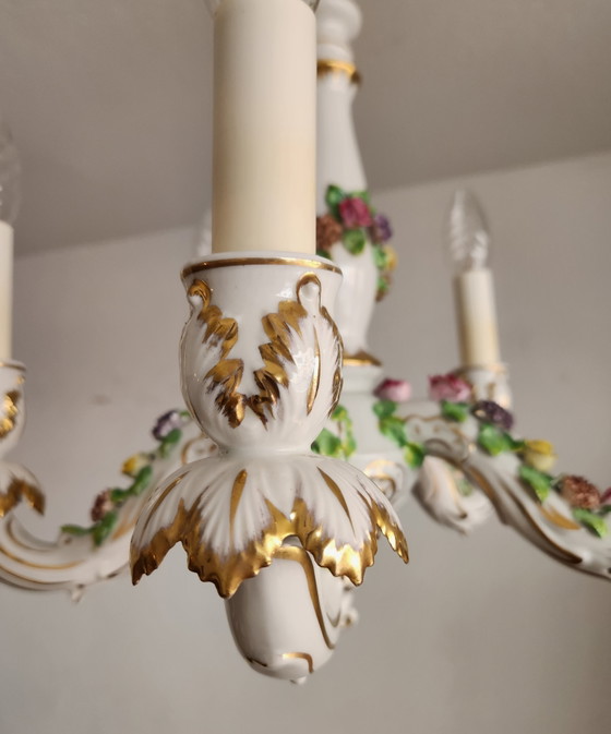 Lámpara de araña antigua de porcelana dorada, moldeada y pintada a mano por Capodimonte, estilo barroco. (photo 9 of 15)