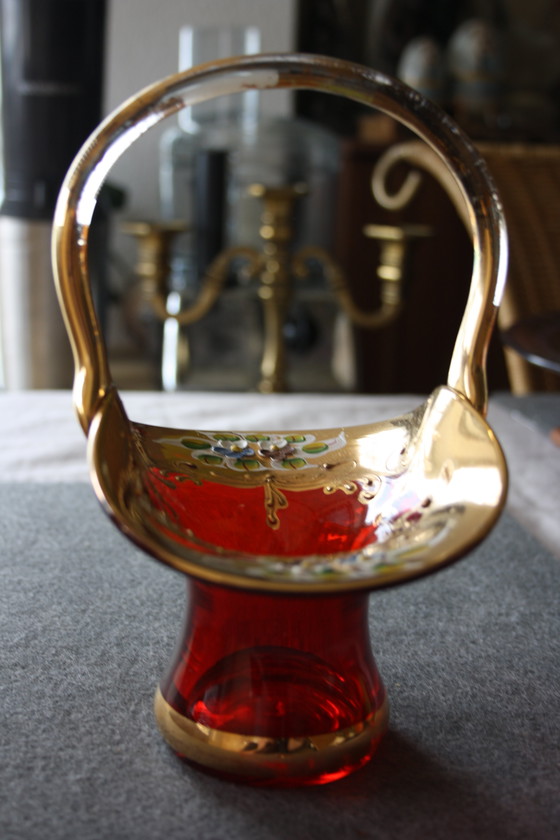 Image 1 of Panier vintage en verre de Murano rouge recouvert de fleurs dorées