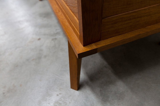 Image 1 of Kledingkast uit de jaren 50 met kompasvormige poten, schuifdeuren en een nieuw bovenblad.