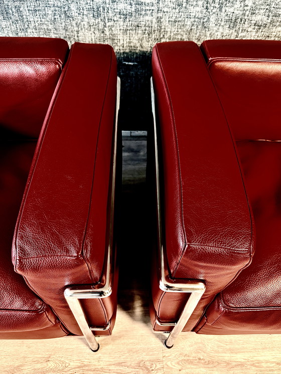 Image 1 of 2 vintage LC2 Le Corbusier stoelen in rood leer, Italië, jaren 80